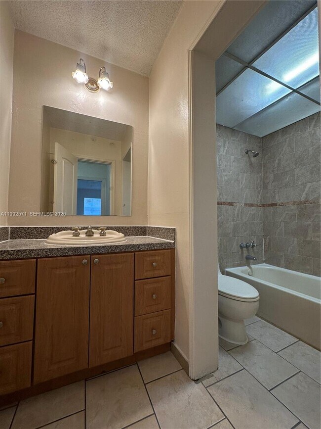 Building Photo - 1008 NW 45th Ave