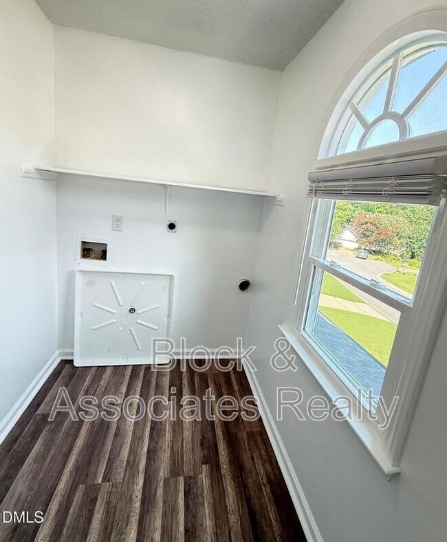Building Photo - 401 Holly Berry Ln