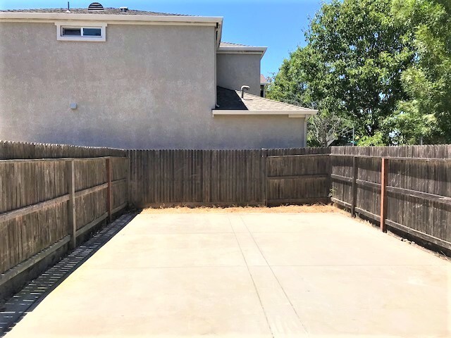 Building Photo - UPDATED 3 BED, 2.5 BATH, 1127 SQ FT