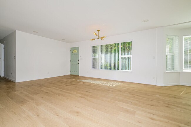 Building Photo - Warm and Welcoming 3 Bedroom in Prime Seattle Location