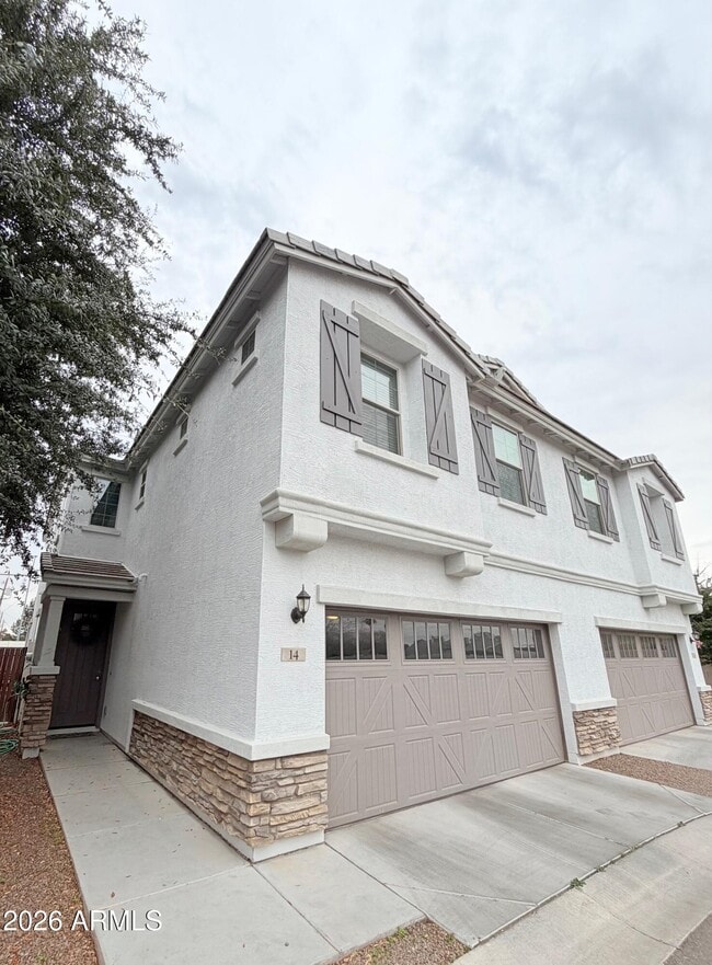 Building Photo - 2254 E University Dr