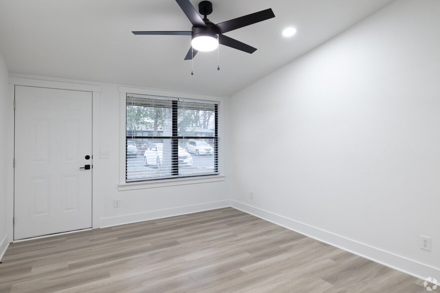 Building Photo - Flats at Beaumont -Newly-Renovated Condo-Style!