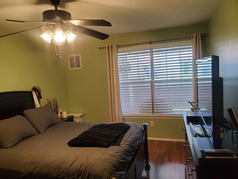 Building Photo - 452 Tournament Dr