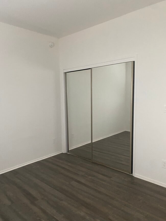 Building Photo - 930 S Venice Blvd