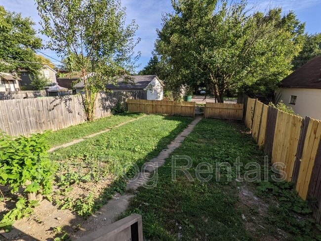 Building Photo - 2735 Sutton Ave