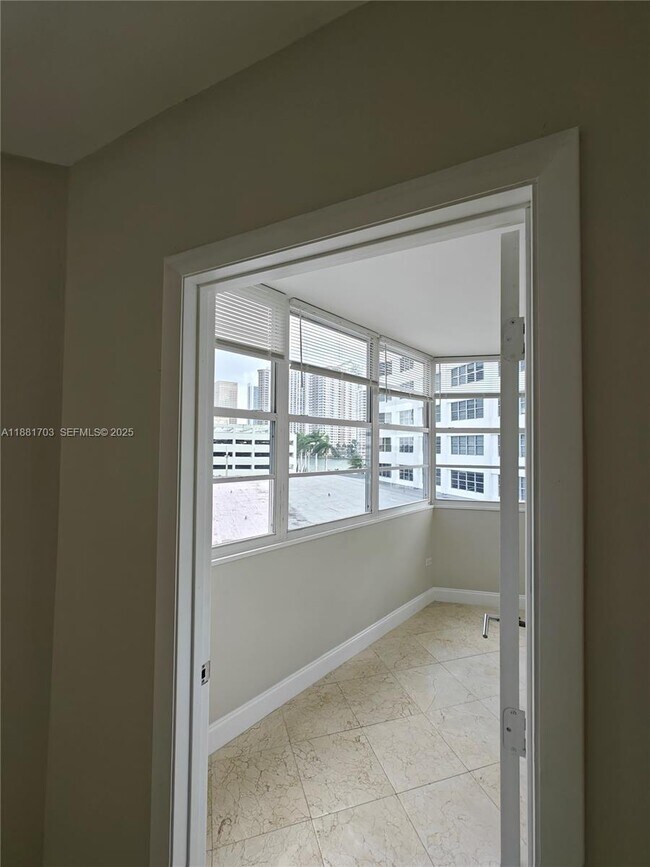 Building Photo - 825 Brickell Bay Dr