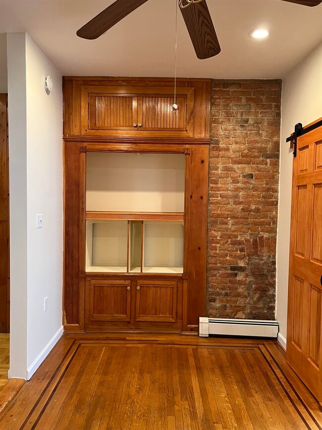 Building Photo - 220 Bay St