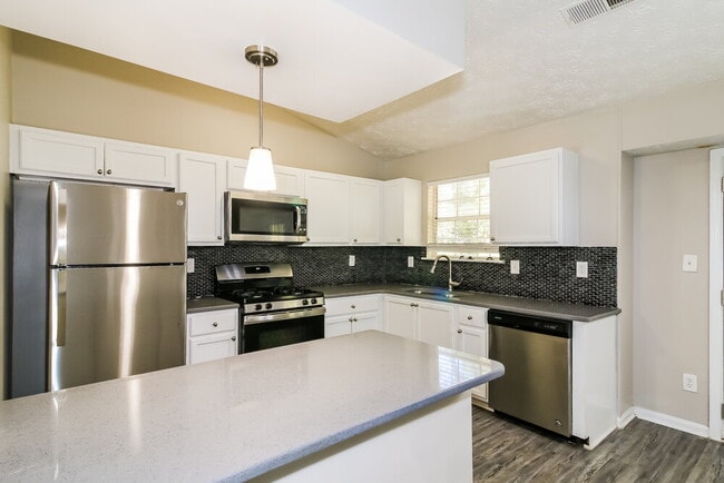 Building Photo - 548 Sherwood Greens