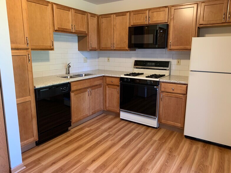 Kitchen - 400 Parkside Dr