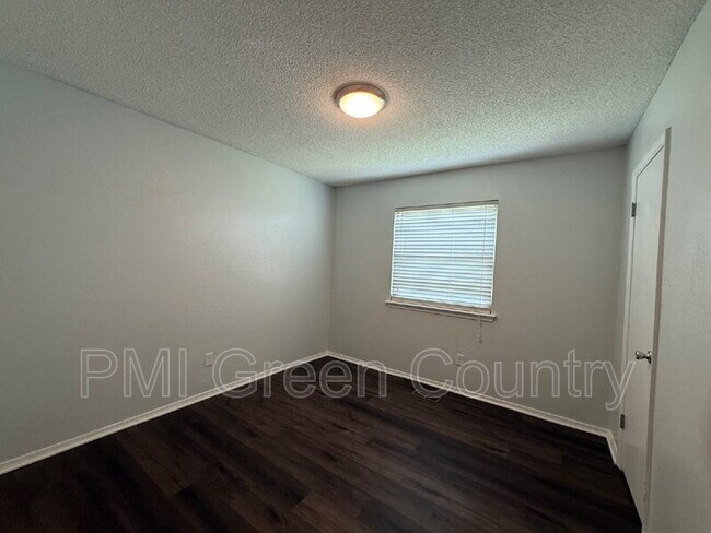 Building Photo - 322 W Quantico St