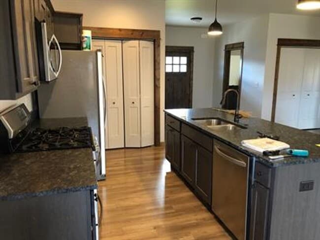 Building Photo - 4 bedroom 3 bath home in Ryen Glenn