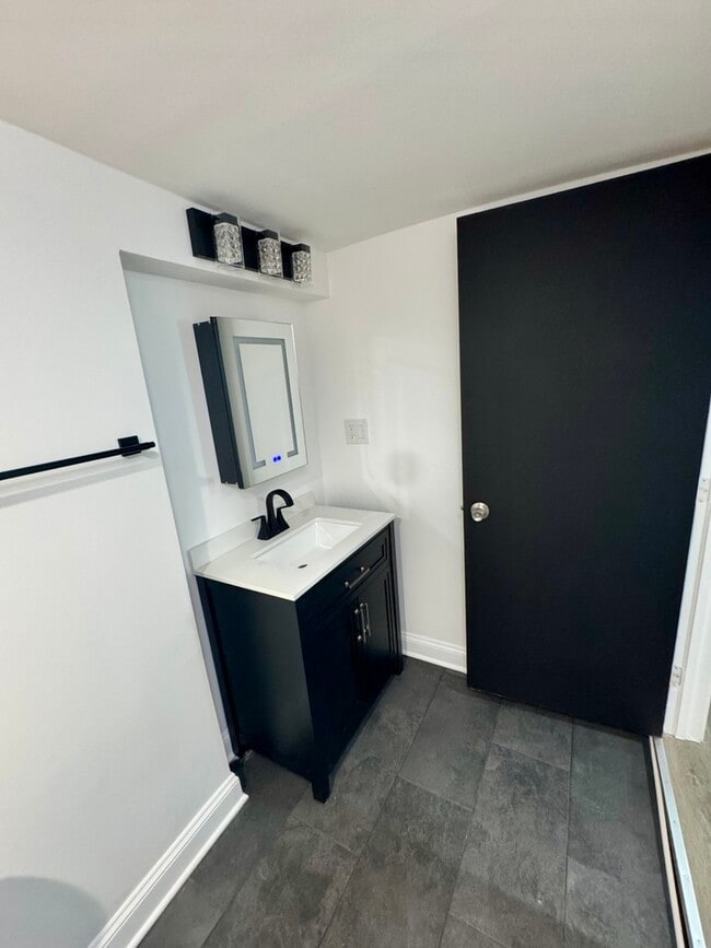 Building Photo - 5510 N Spaulding Ave