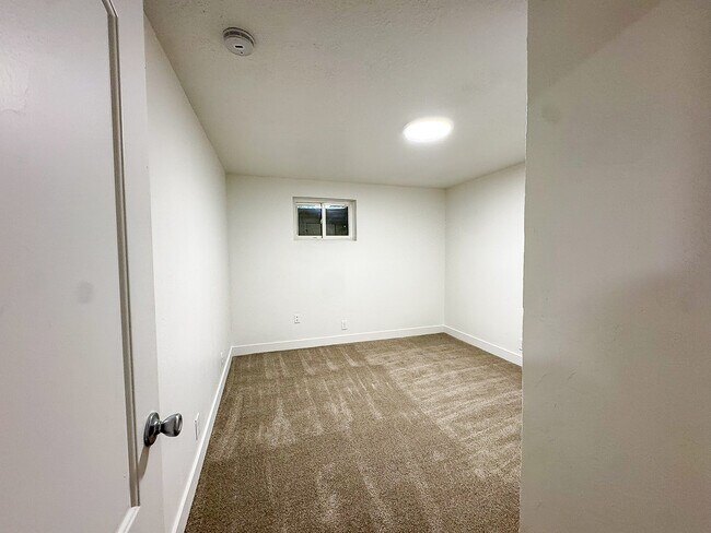 Building Photo - 1340 E Navajo Dr