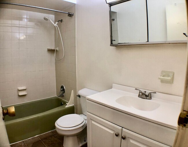 Building Photo - $1,200 - 2 Bed/1 Bath Private area near the Oval