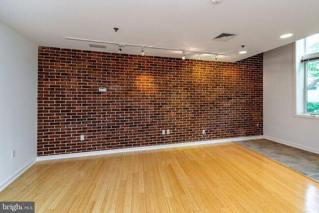 Building Photo - 36 Moore St