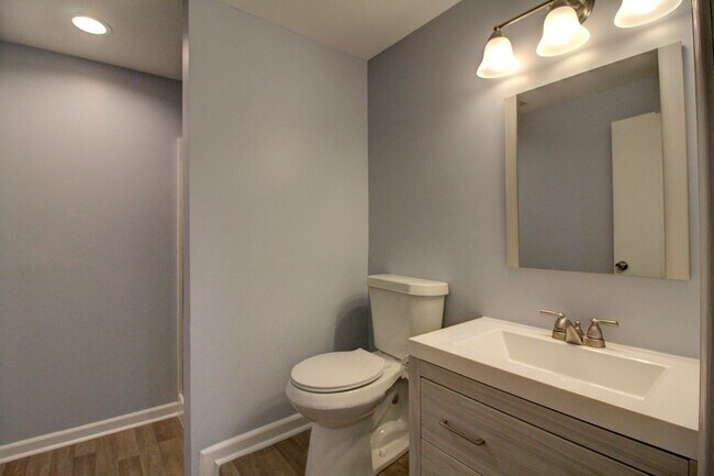 Building Photo - Charming 4 Bedroom Home!