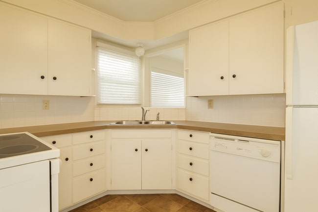 Building Photo - Charming Bend Home with Spacious Bonus Roo...