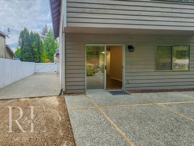 Building Photo - Spacious Tri-Level in East Bremerton | Cor...