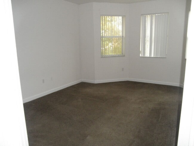 Building Photo - Shoma Townhomes