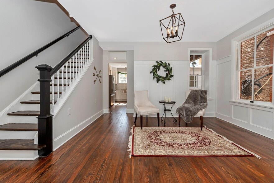 Building Photo - 6 W 4th St