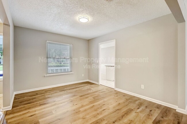 Building Photo - 10855 Mandarin Station Dr W