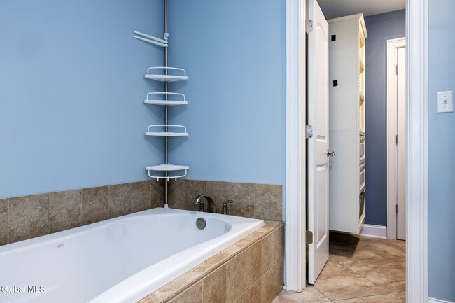 Building Photo - 949 Hudson Ave