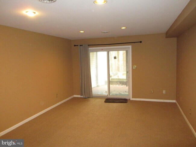 Building Photo - 525 Southampton Ln