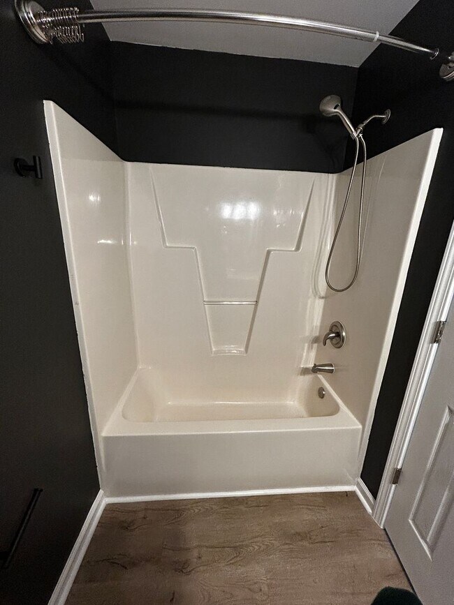 Building Photo - $200 Off 1st Month's Rent - 2 Bdrm/ 2 Bath, Townhome in Wilmington