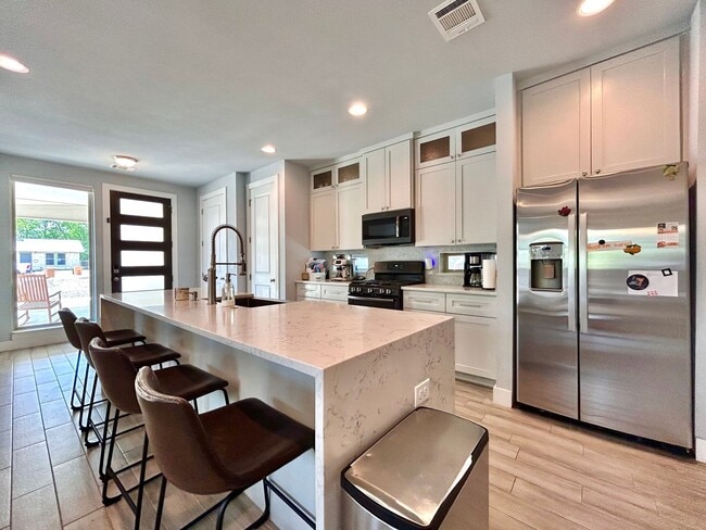 Building Photo - 930 E 54th St