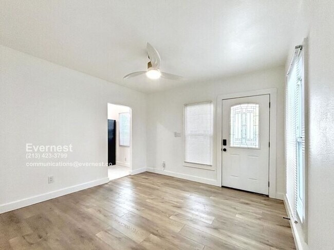 Building Photo - Lovely 2-Bedroom Duplex with Modern Comfor...