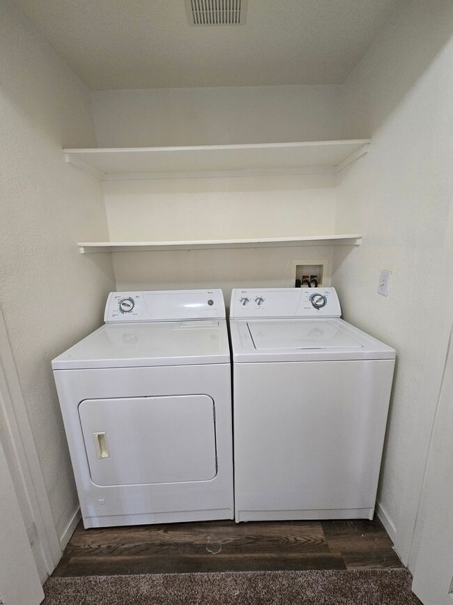 Building Photo - A Charming 3 Bedroom upstairs unit in NW L...