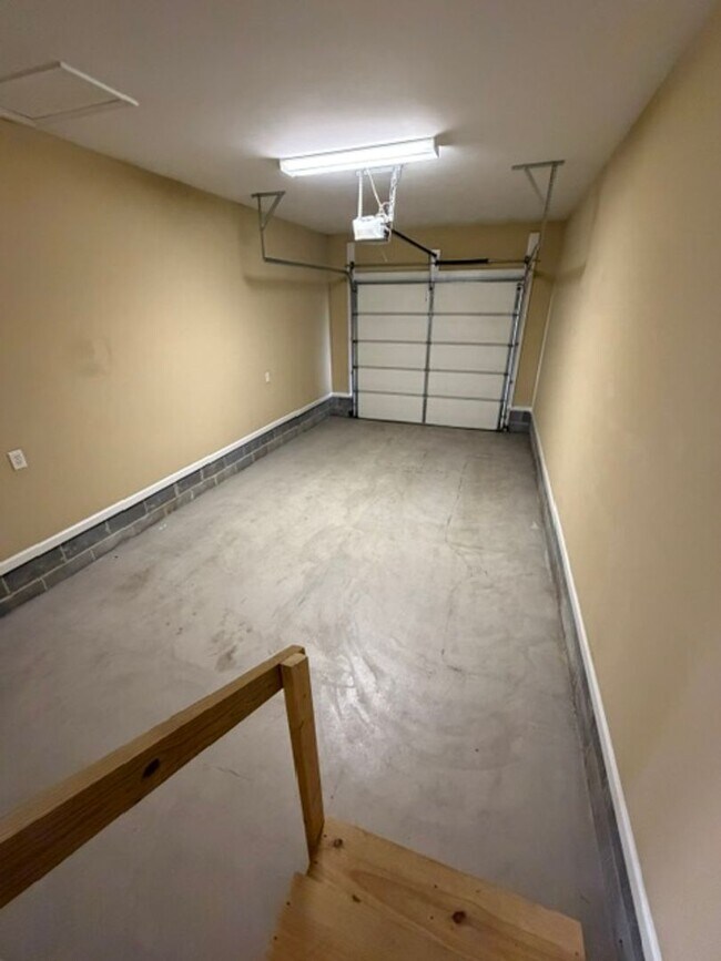 Building Photo - 2 Bedroom 2 Bath Duplex with Garage