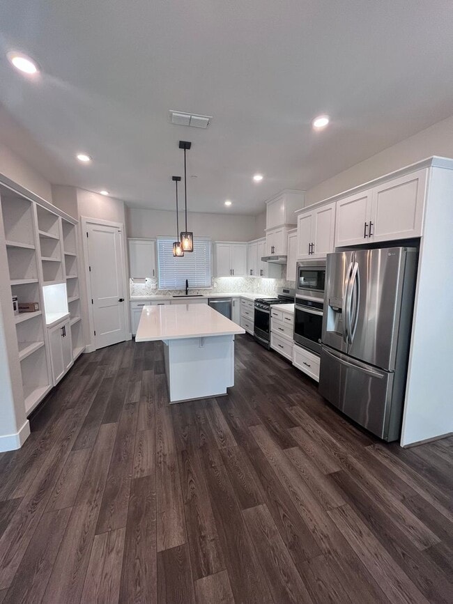 Building Photo - BEAUTIFUL SINGLE STORY HOME IN WEST ROSEVI...