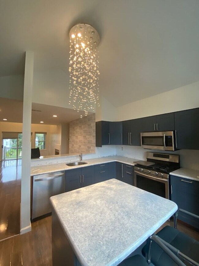 Building Photo - Two Bedroom Three Bathroom Condo in Holland