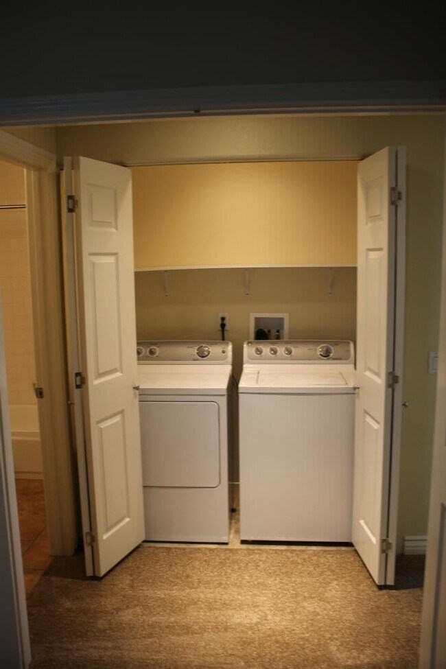 Building Photo - 2Bed/2Bath End Unit in Gated Community~ Ra...