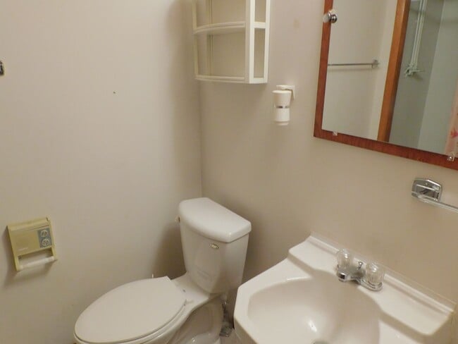 Building Photo - 3 Bedrooms, 2 baths, near schools and shopping