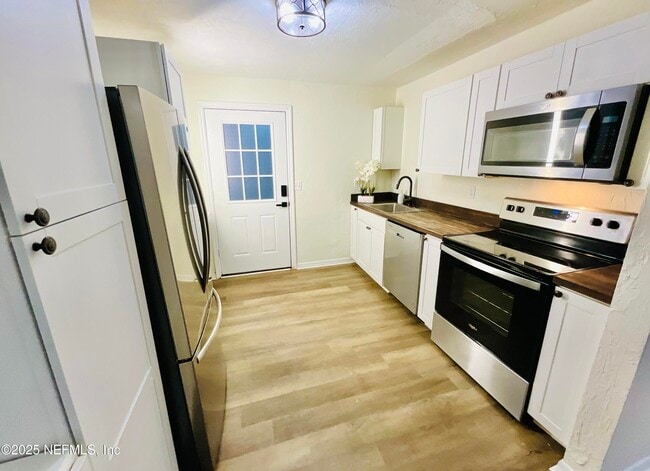 Building Photo - 18713 Charlotte Ave