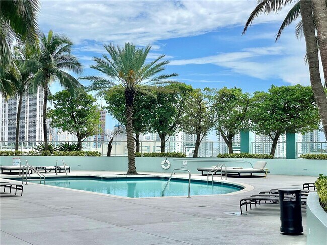 Building Photo - 1900 N Bayshore Dr