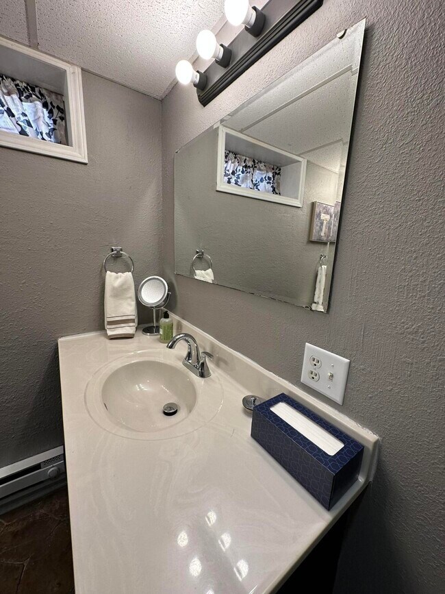 Building Photo - 1601 Hinkson Ave