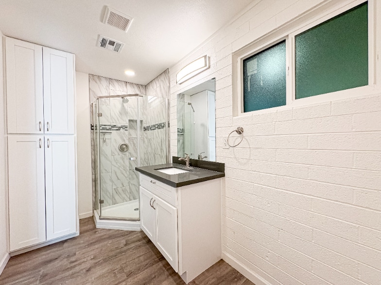 Building Photo - 2737 E Glenrosa Ave