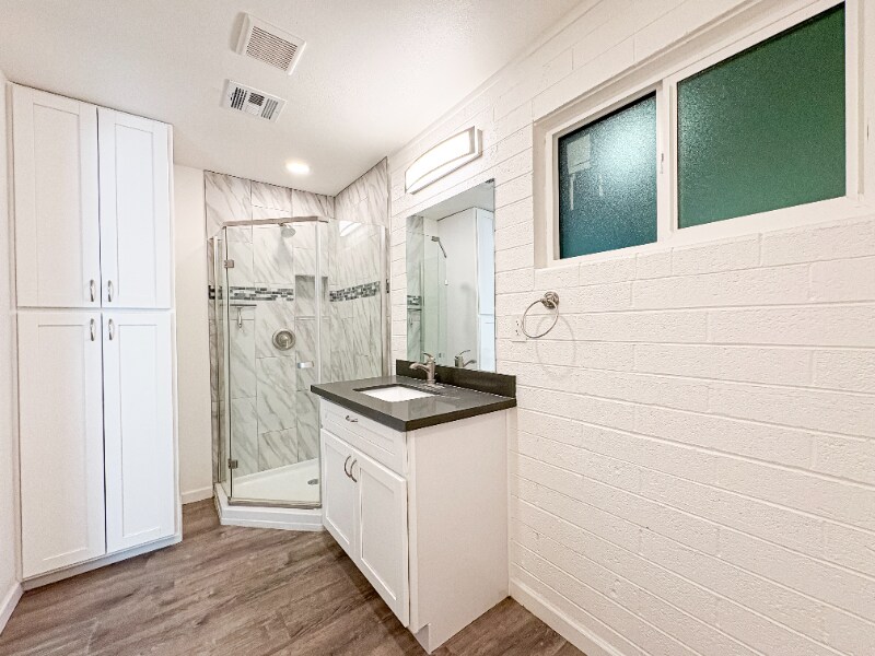 Building Photo - 2737 E Glenrosa Ave