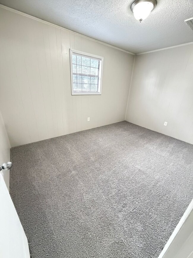 Building Photo - 3 Bedroom