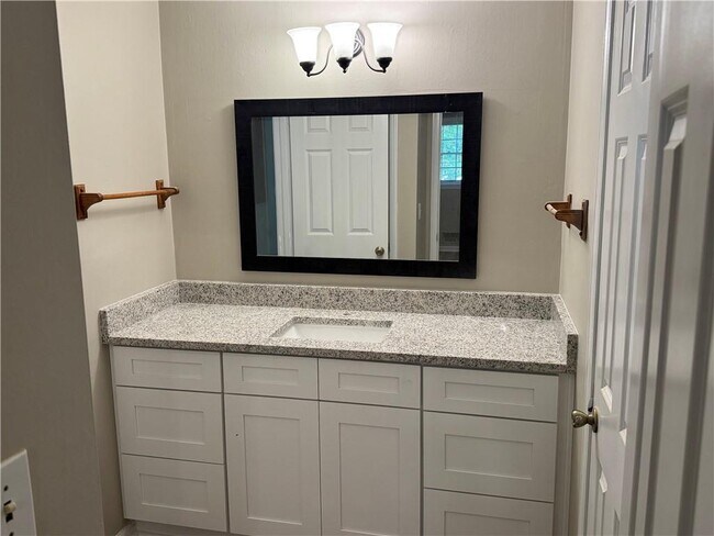 Building Photo - 5594 Laurel Ln NW