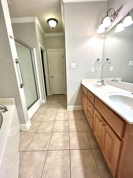Master bathroom with double vanity, walk in shower, garden bathtub - 3141 Mallard Point Dr SE