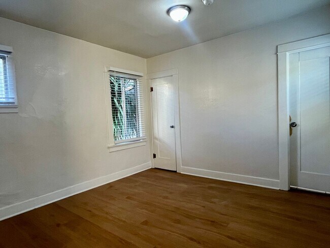 Building Photo - BELLA APARTMENTS: Beautiful 1 Bed - 1 Bath