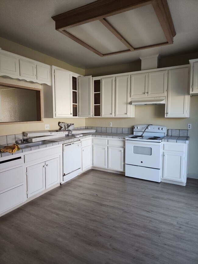 Building Photo - 3 Bedroom, 2 Bath 2 Car Garage Home