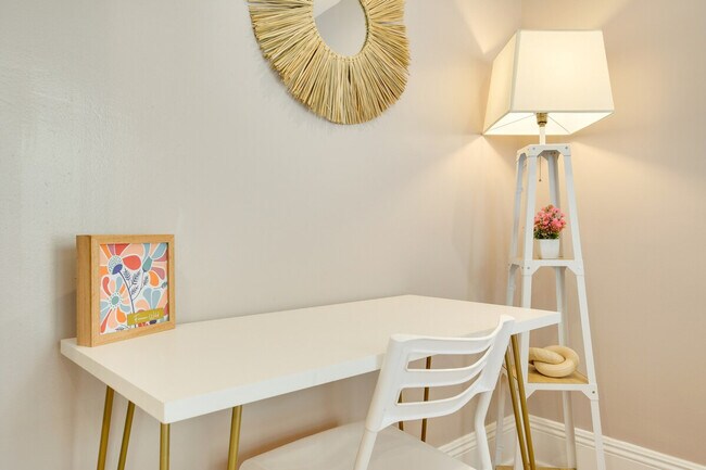 Building Photo - 7425 N Sheridan Rd