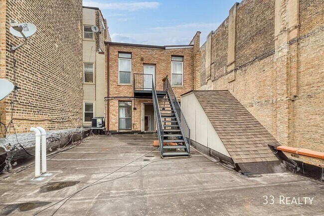 Building Photo - Spacious 4b/2b Top Floor, Wicker Park Avail July 1st!