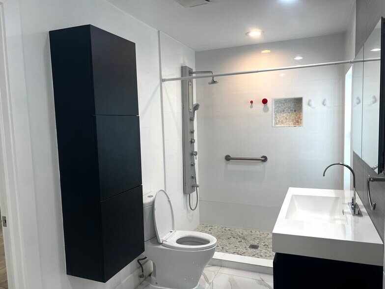 Building Photo - 3551 E Glencoe St