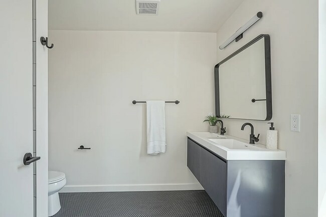 Building Photo - 1301 Bainbridge St